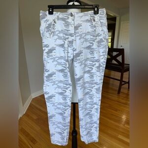 Suzy D London pant made in Italy in a size large gray camouflage